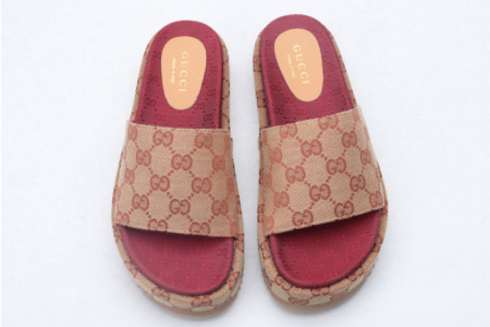 G*u*i slippers